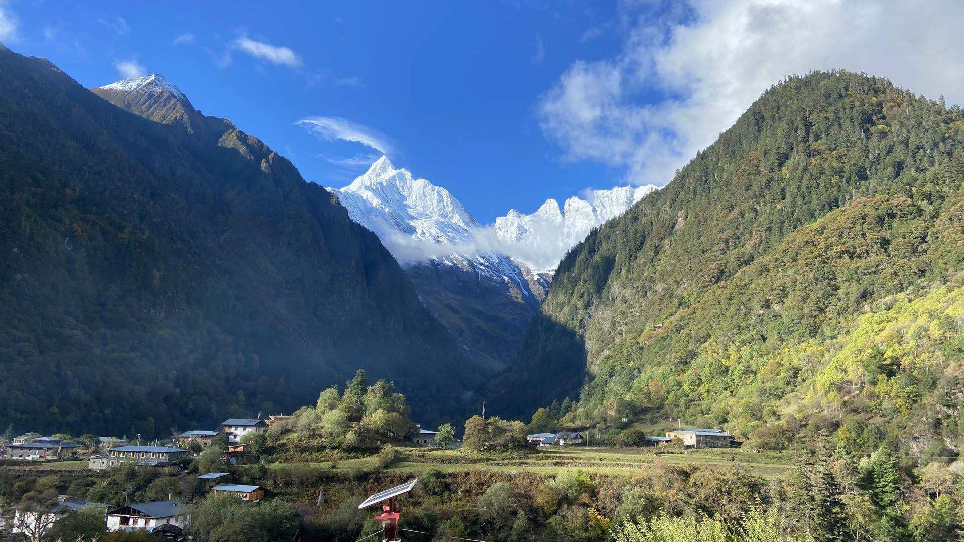 早上的雪山